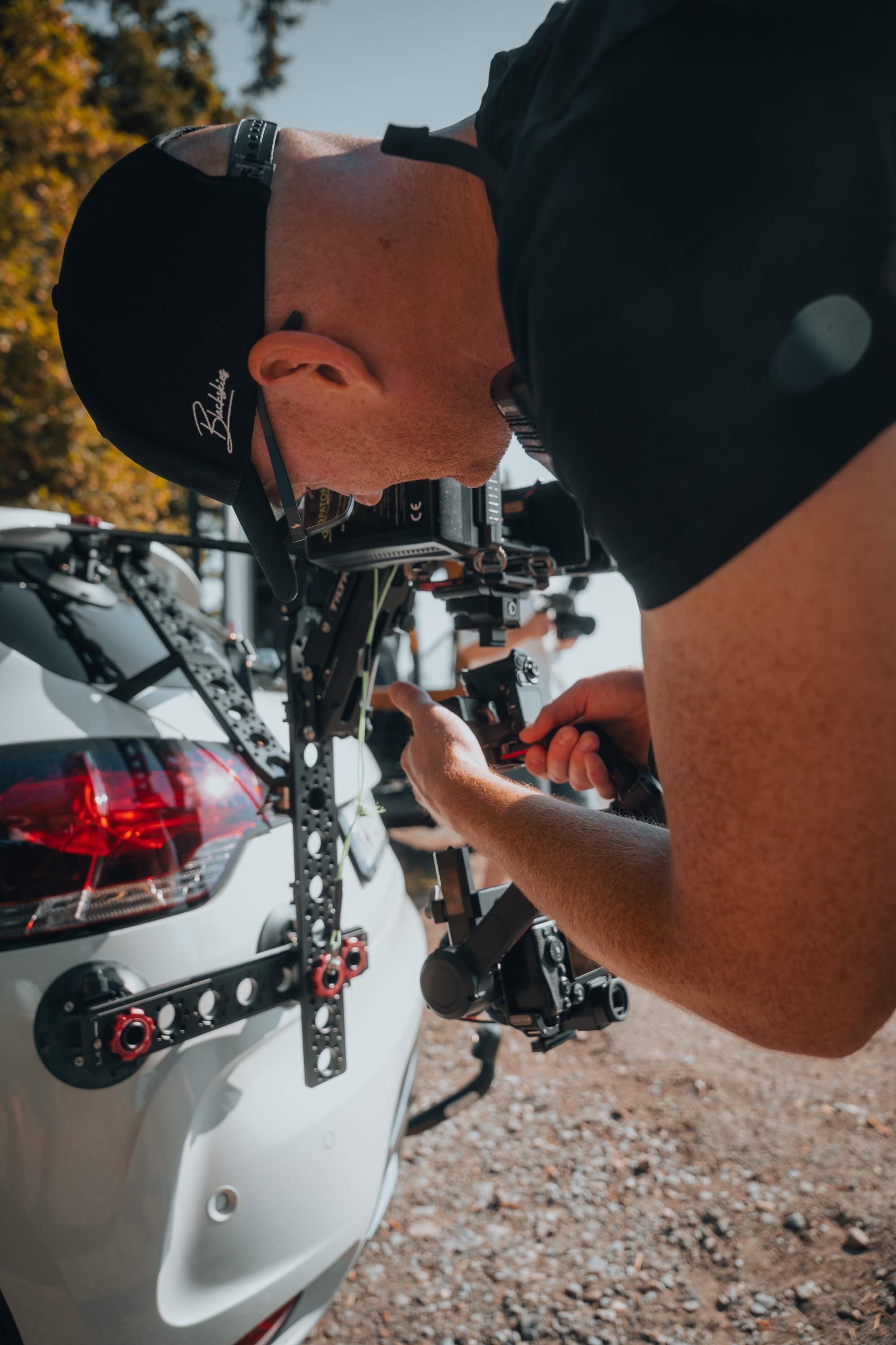 Basti montiert ein Video-Rig am Filmfahrzeug