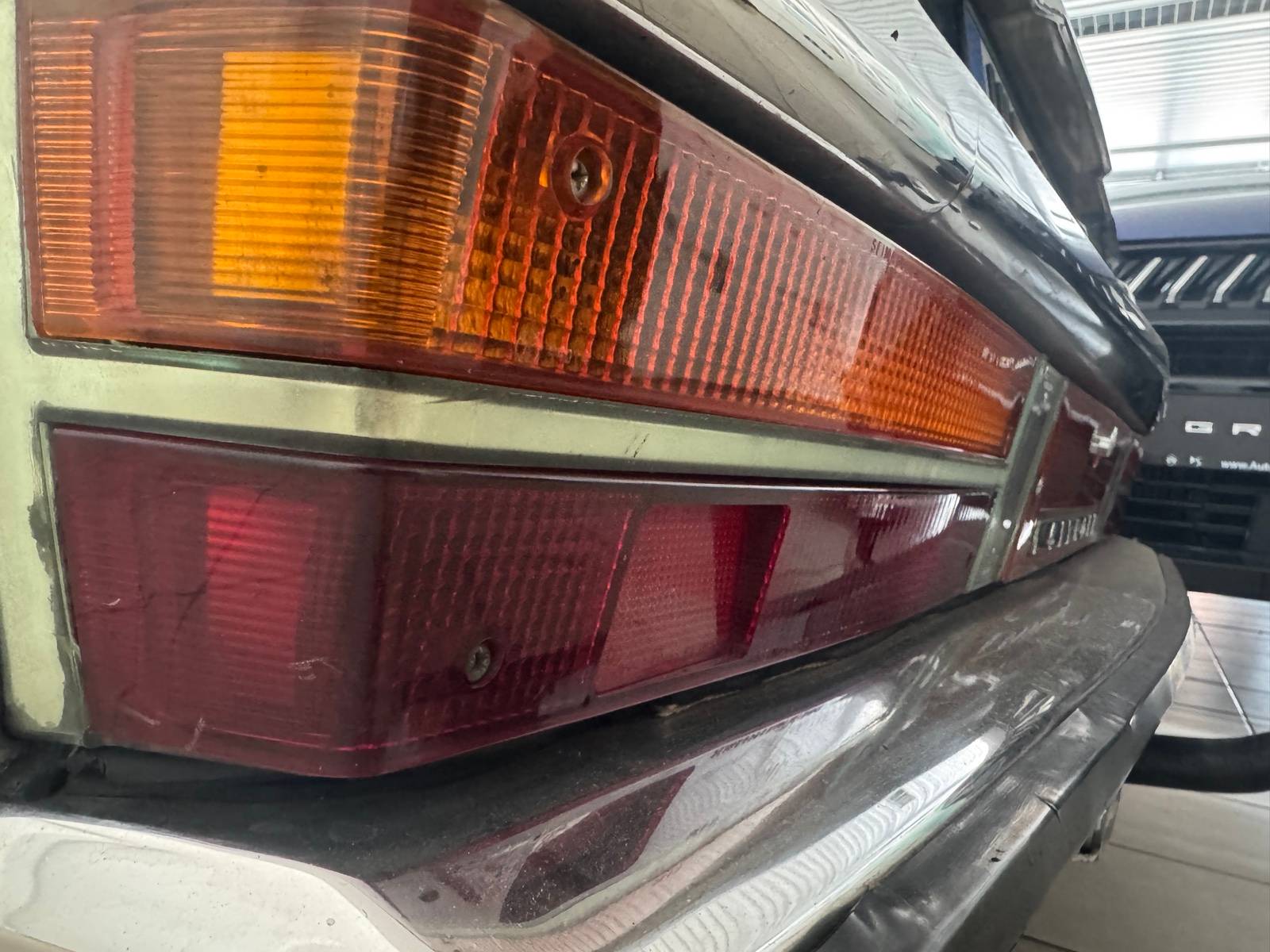 Detailaufnahme: Rückleuchte eines Oldtimers