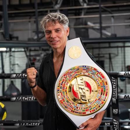 Klaus Nonnemacher mit Weltmeister-Gürtel im Boxstudio