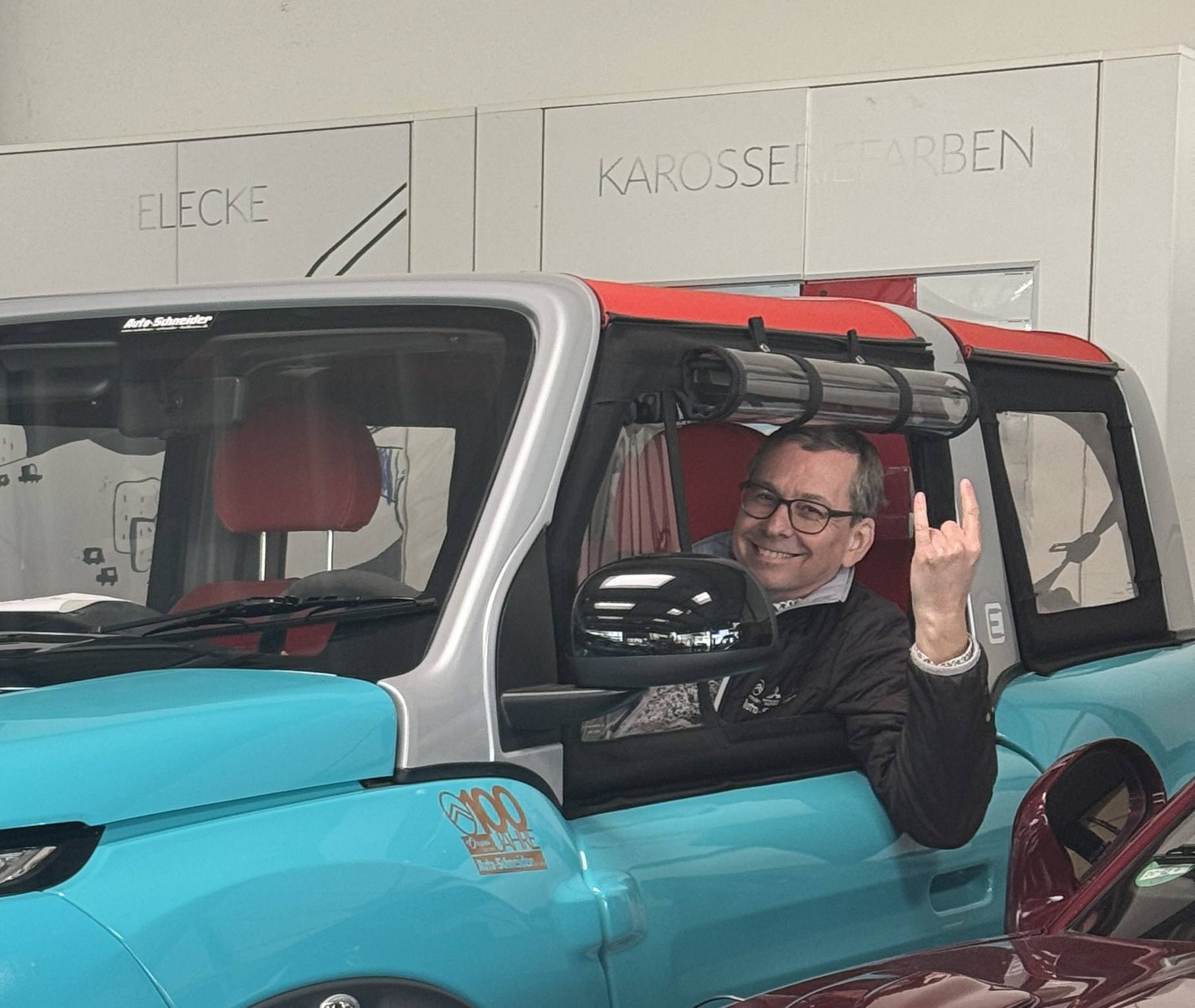 Benjamin Schneider am Steuer eines Citroën in seinem Autohaus