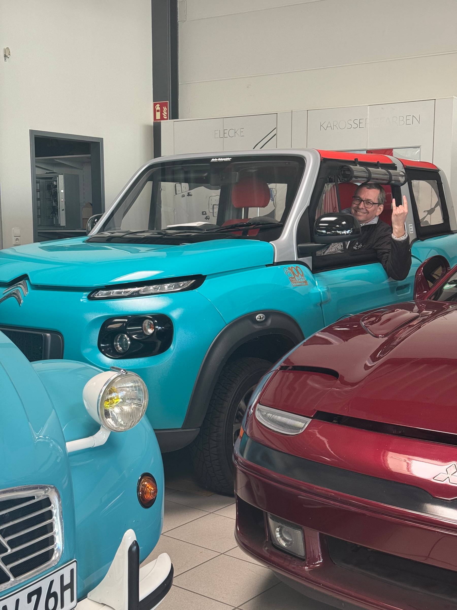 Benjamin Schneider, Inhaber von Autohaus Schneider, am Steuer eines Citroën im Autohaus