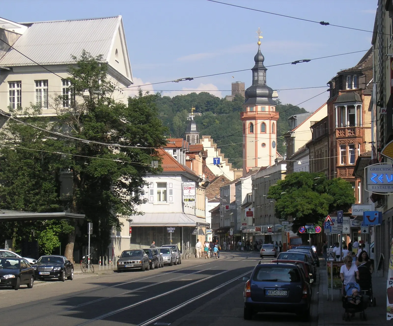 Straßenzug in Karlsruhe-Durlach mit Kirchturm und Turmberg