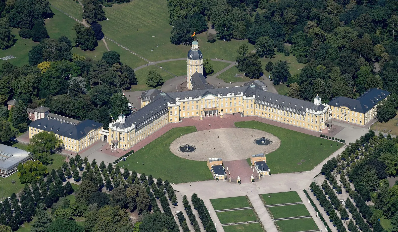 Das Karlsruher Schloss mit dem Schlossplatz aus der Luft
