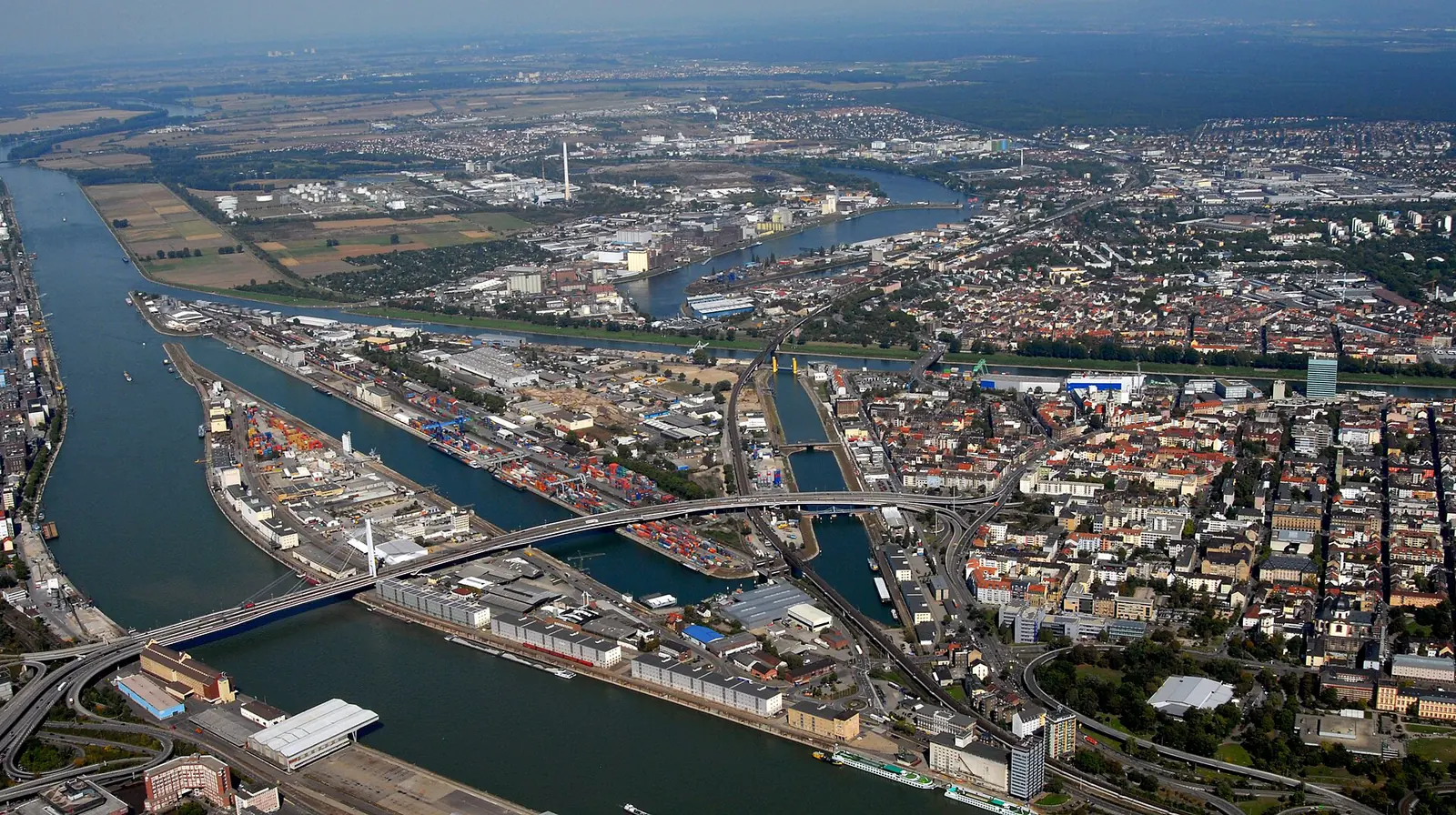 Luftbild des Mannheimer Hafens an Rhein und Neckar
