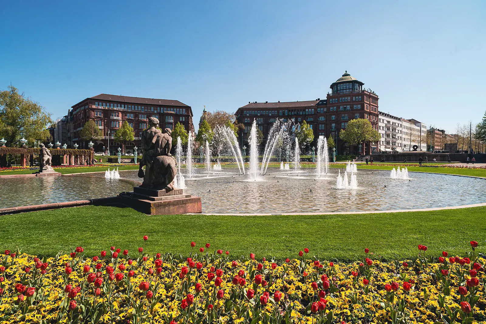 Der Friedrichsplatz in Mannheim mit Wasserspielen und Jugendstil-Bauten
