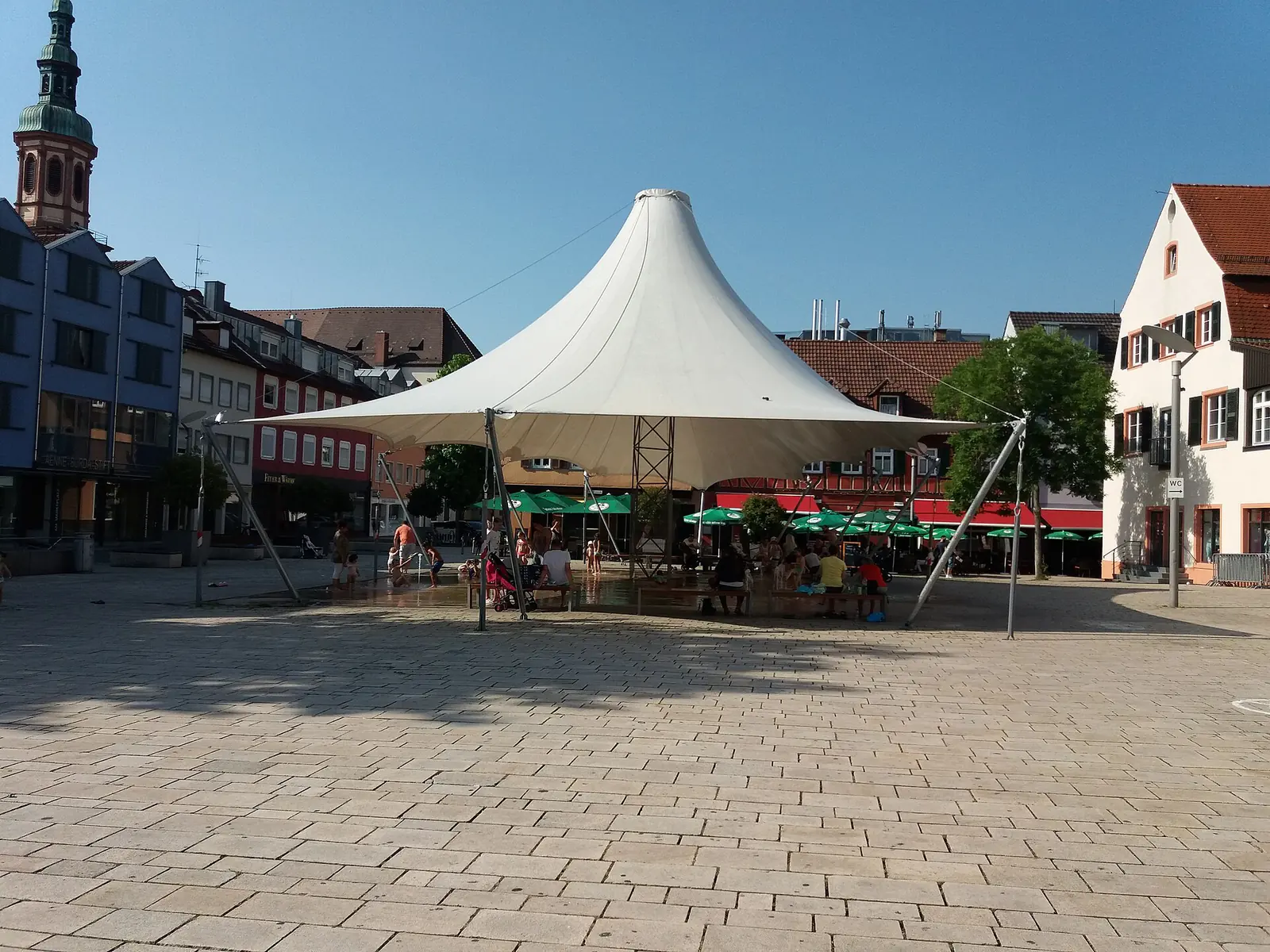 Der Marktplatz in Offenburg mit Sonnensegel