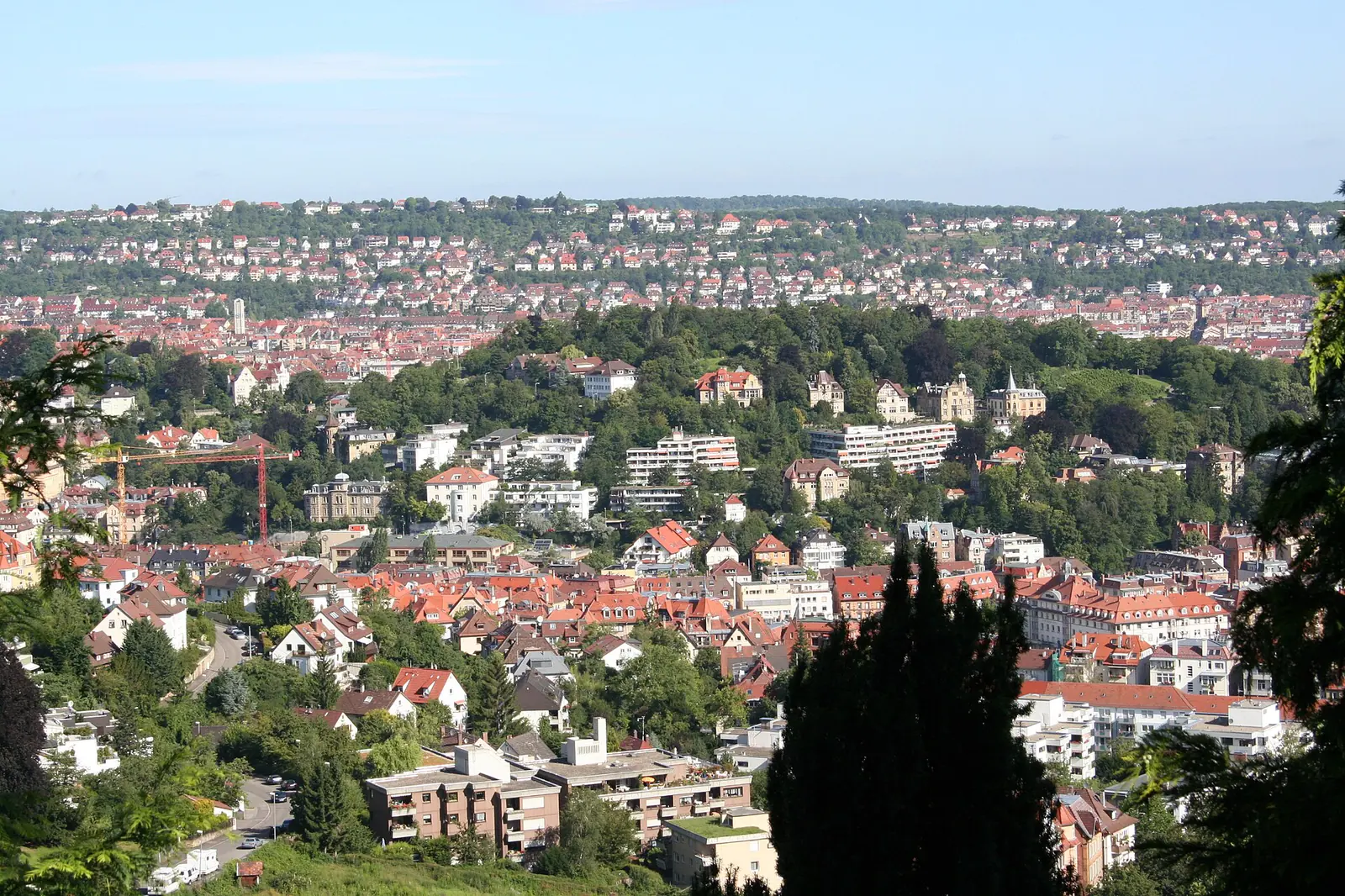 Blick über den Stuttgarter Kessel mit Hängen und Häusern