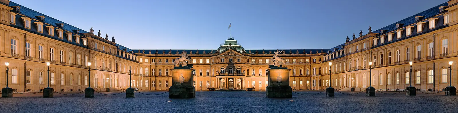 Das Neue Schloss am Stuttgarter Schlossplatz in der Abenddämmerung