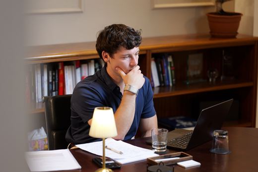 Cedric schreibt ein Skript im Büro